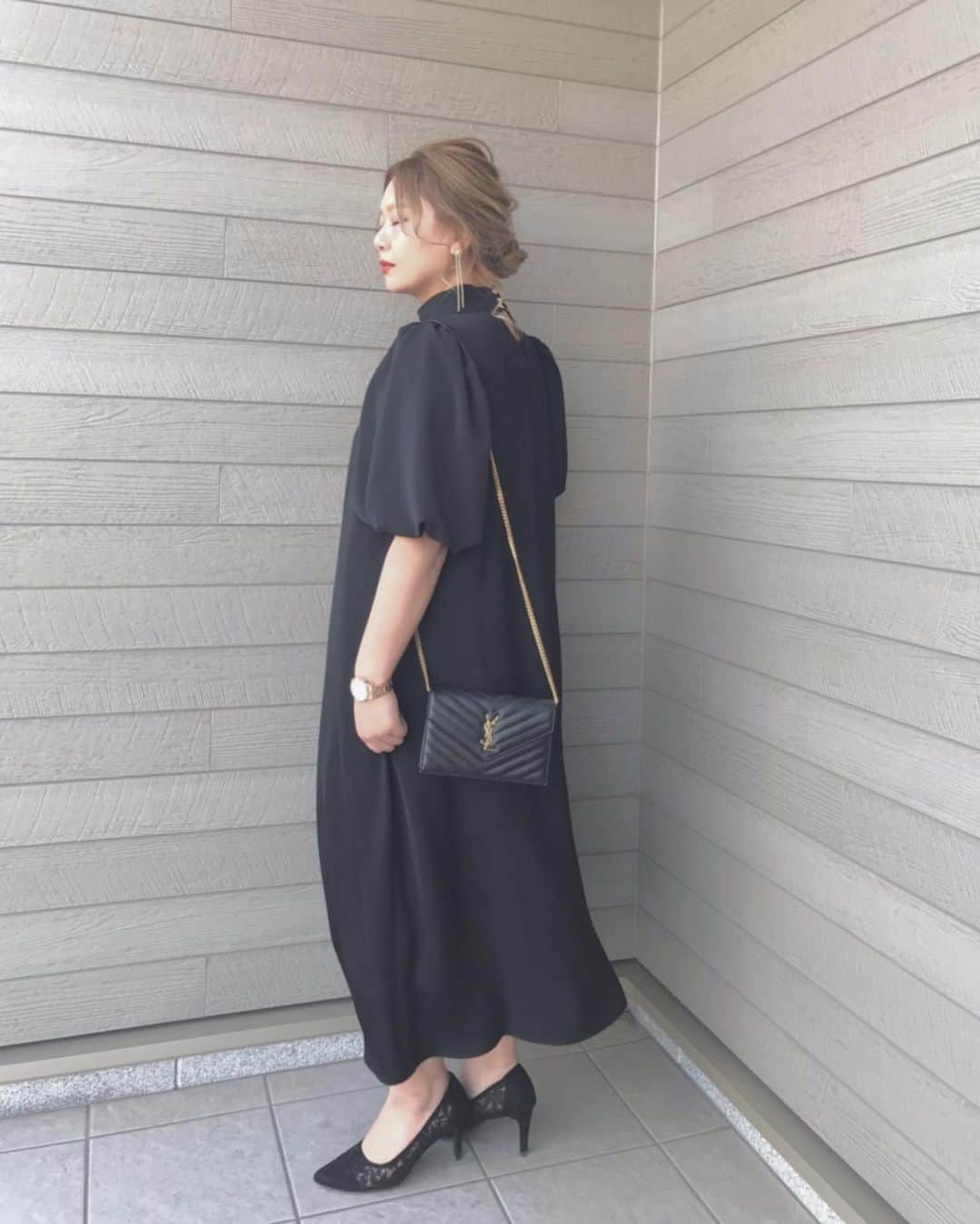 mmmaaakkkiiikkkoooさんのインスタグラム写真 - (mmmaaakkkiiikkkoooInstagram)「♡♡♡♡♡ 結婚式、パーティー、同窓会、お呼ばれなどにぴったり💓 @smeralda_official_ の 綺麗目ワンピース💕 プチタートルなとこや 後ろのボタン💓 この丈感💓 ぜーんぶツボ✨✨✨✨ 隠したいとこ隠せる😎  大人なにぴったりな ワンピースがたくさんあったよ💕  smeralda公式オンラインストアOPENを記念し 税込11000円以上買ったら、トート型シューズバッグをプレゼントしてくれるんだって✨✨ スメラルダで検索してね💓 ハイライト、ストーリーからも チェックしてみてね💕 . . . . . @smeralda_official_  #smeralda #ZOZOTOWN #スメラルダ #パーティードレス #お呼ばれドレス #二次会ドレス #結婚式ドレス #結婚式ワンピース #ママコーデ#ママファッション#大人可愛い#大人カジュアル#カジュアルコーデ#シンプルコーデ #着回しコーデ#お洒落な人と繋がりたい#しまむら#ハンドメイドピアス#mamagirl#pr#ハンドメイドアクセサリー#instagood#nail#セルフネイル #ヘアスタイル#ヘアアレンジ#ゆったり#ゆったりコーデ#シアー素材#ベージュコーデ」3月12日 23時33分 - mmmaaakkkiiikkkooo