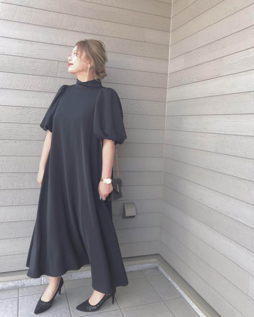 mmmaaakkkiiikkkoooさんのインスタグラム写真 - (mmmaaakkkiiikkkoooInstagram)「♡♡♡♡♡ 結婚式、パーティー、同窓会、お呼ばれなどにぴったり💓 @smeralda_official_ の 綺麗目ワンピース💕 プチタートルなとこや 後ろのボタン💓 この丈感💓 ぜーんぶツボ✨✨✨✨ 隠したいとこ隠せる😎  大人なにぴったりな ワンピースがたくさんあったよ💕  smeralda公式オンラインストアOPENを記念し 税込11000円以上買ったら、トート型シューズバッグをプレゼントしてくれるんだって✨✨ スメラルダで検索してね💓 ハイライト、ストーリーからも チェックしてみてね💕 . . . . . @smeralda_official_  #smeralda #ZOZOTOWN #スメラルダ #パーティードレス #お呼ばれドレス #二次会ドレス #結婚式ドレス #結婚式ワンピース #ママコーデ#ママファッション#大人可愛い#大人カジュアル#カジュアルコーデ#シンプルコーデ #着回しコーデ#お洒落な人と繋がりたい#しまむら#ハンドメイドピアス#mamagirl#pr#ハンドメイドアクセサリー#instagood#nail#セルフネイル #ヘアスタイル#ヘアアレンジ#ゆったり#ゆったりコーデ#シアー素材#ベージュコーデ」3月12日 23時33分 - mmmaaakkkiiikkkooo