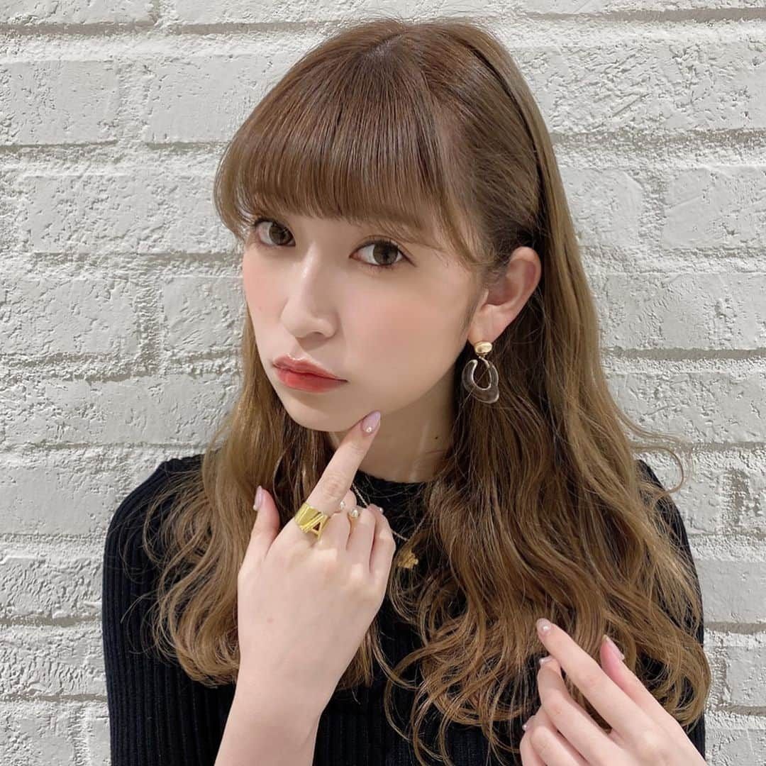 吉田朱里さんのインスタグラム写真 - (吉田朱里Instagram)「毎日髪色の変化が楽しい🤍🤍 . 最近はゴールドアクセ ばっかりです。 アクセサリーつけてると 女性らしさがアップした気がして 気分が上がります😉✨ . タグ付けしておきますね✨ . アクセサリー集めようかな😉 . #goldy #chloe #goldaccessories #accessory  #アクセサリー #ピアス #ネックレス #指輪 #リング #ゴールドアクセサリー」3月12日 23時37分 - _yoshida_akari