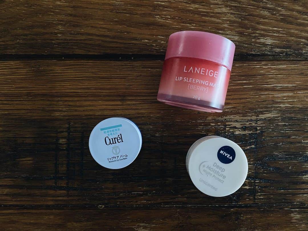 のインスタグラム：「ㅤㅤㅤ  I recommend these.  先日までリップ難民でした。 というのも、大のお気に入りだった ニベアのブルーのバームが この白のナイト用にとって変わられてしまい あのブルーがいいのに😭と、めちゃ凹んでまして ネットで少し高くなってしまってたのを買ったら 速攻なくすという事態(大した事態ではない)。 ㅤㅤㅤ 美の賢者 @fujiko0207 に相談したところ @laneige_kr をめちゃお勧めしてもらい購入。 荒れ放題だった唇が1日でおさまり、 めちゃ感動していたのだが ふと、家にあった白のニベアも使ってみたら あれ？これもいい？と。笑 ㅤㅤㅤ さらに、インスタ掘りまくったら キュレルもいいと聞いたので購入。 リップケア欲どんだけ。 で、このキュレルが、下手したら私の中で ブルーのニベア超えたんでは？と 優秀すぎて人に勧めまくってます。 ㅤㅤㅤ 実は全部ナイトケアなのだけど キュレルは小さいから、携帯のケースについてる ポーチに入れているくらい。 まじ唇うるうる。」