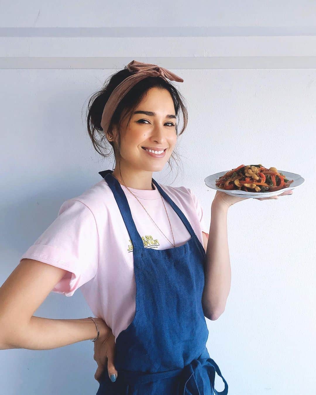 のインスタグラム：「雑誌CLASSYのお料理の連載 #kellyの美トレめし　が レシピ本が決まりました👩🏻‍🍳📚 ・ 内側から美しく、健康的な体を手に入れられるオリジナルのレシピを紹介します☺️🧡 ・ 楽しみにしていてください😉 ・ Im so happy to announce I will be releasing my Recipe Book from @classy_mag_insta #Kellyの美トレめし 📚👩🏻‍🍳 ・ The recipes is for inner beauty,to achieve a healthy body and mind 😌💕 ・ Stay tuned!!! ・ #healthylifestylebykelly#healthyfood #Kellyの美トレめし#綺麗になる#内側から美しく#健康」