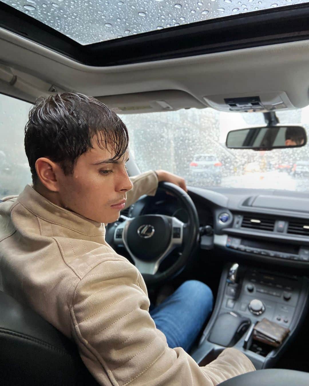 ジェイク・T・オースティンのインスタグラム：「Stay safe everyone 🌧」