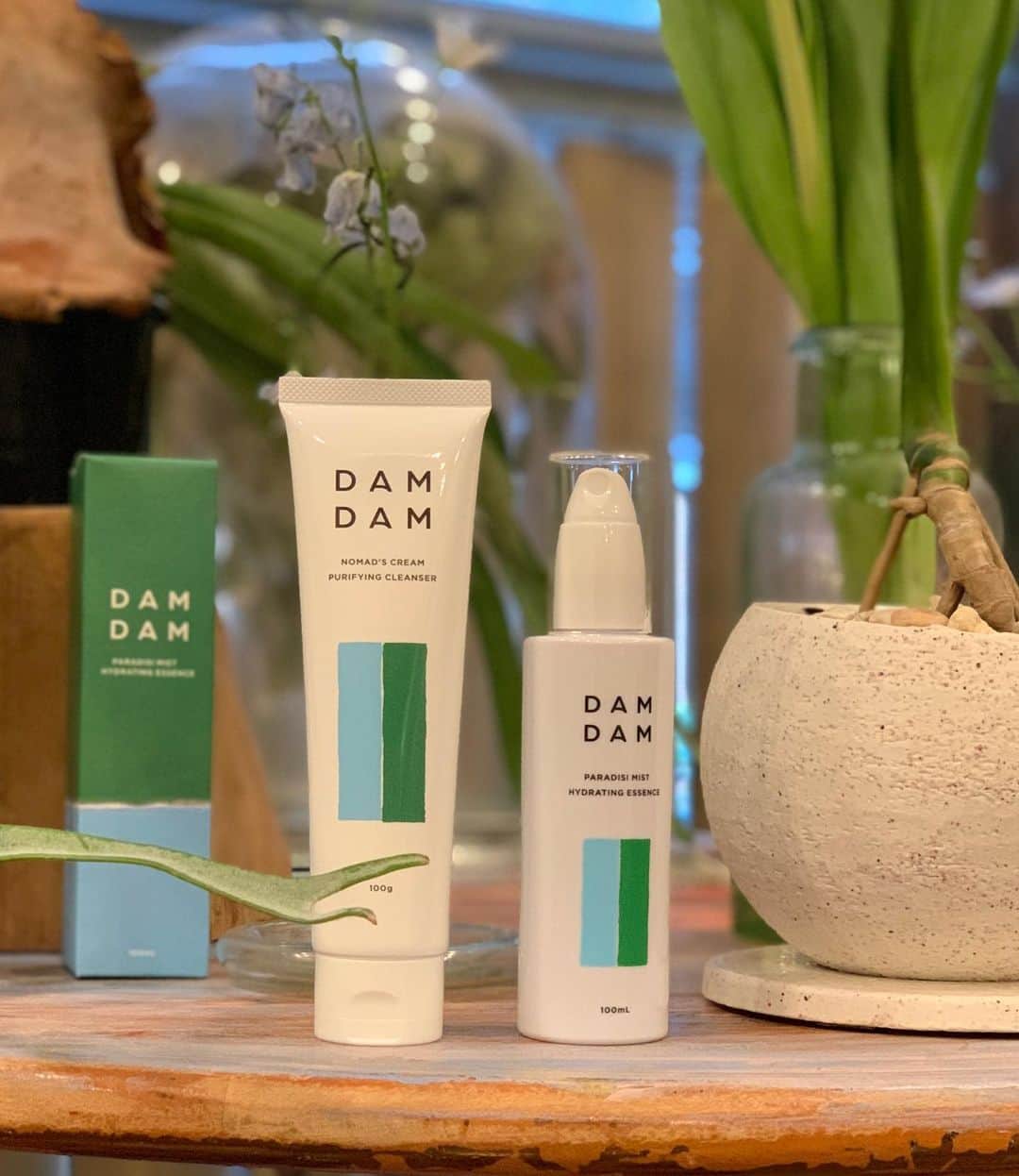 nanako itoのインスタグラム：「@damdamtokyo のクレンジングと化粧水。 . クレンジングは洗い上がりがつっぱらなくて🙆🏼‍♀️ . 化粧水はミスト状になっているので直接お顔に1.2プッシュで十分に広がってくれる。 無駄な摩擦をせずに馴染んでくれる✨ . 100%植物由来だから香りも自然を感じれるので気持ち良いです✨ お出かけ時乾燥した時に使うのも良さそう✨ .  #damdamtokyo」