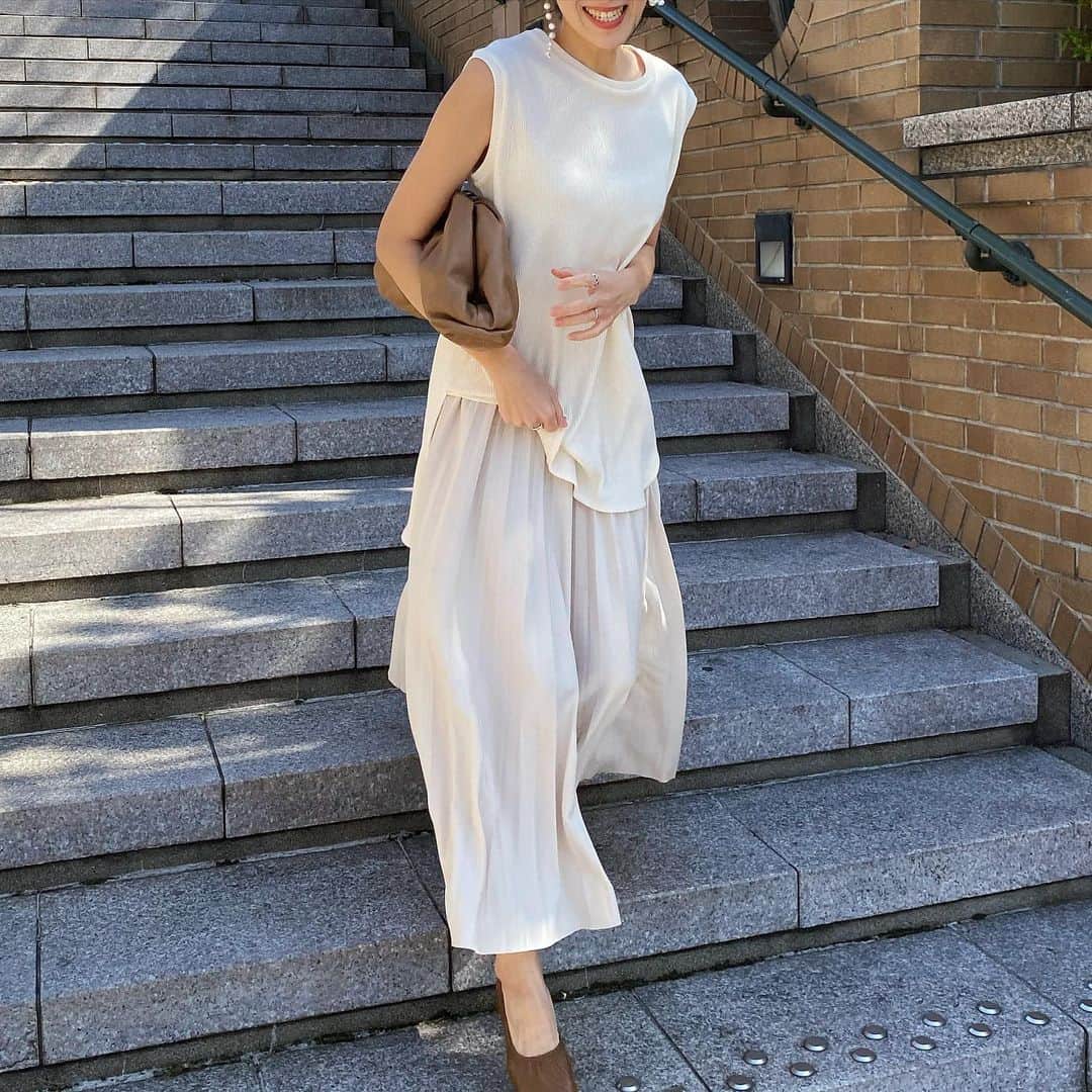 美生のインスタグラム：「écru × brown﻿ ﻿ ワッフルタンク🧇﻿ めちゃ優秀♡﻿ ﻿ お気に入りコーデ♡﻿ ﻿ 履くたびにお問い合わせいただく﻿ ロングプリーツスカートは﻿ 一昨年のDonobanのもの。﻿ とってもお気に入りの１着です♡﻿ ﻿ ﻿ @donobanweb﻿ ﻿」