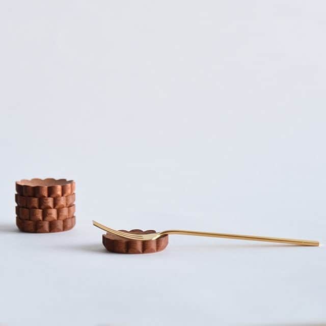 キナリノさんのインスタグラム写真 - (キナリノInstagram)「. ＼キナリノモール／新しく「YARN」がOPENしました！ . －－－－－－－－－ . 素朴で、人に優しく温かい無垢の木。 そんな無垢の木を建築としての用途だけでなく、もっと身近に感じてもらいたい。という思いから、YARNでは無垢素材にこだわった小物を熟練の職人がひとつひとつ丁寧に手作りで仕上げています。  新生活にぴったりなキッチン用品から時計や鏡、照明まで、きっと素敵な出合いがあるはず。 ぜひ覗いてみてくださいね♪ . －－－－－－－－－ https://kinarino-mall.jp/yarn . . ▶画像をタップすると詳細情報をご覧いただけます。 . ▶プロフィールの「インスタ掲載」ボタンから、ご紹介商品をまとめてご覧いただけます。→@kinarino_official . ▶キナリノアプリでも販売中！ 「お買いもの」→「インスタグラム掲載アイテム」 ※ダウンロードはプロフィールリンクから→@kinarino_official . . #キナリノモール #キナリノ #丁寧な暮らし #暮らし #新店 #無垢の木 #無垢 #手作り #新生活 #時計 #照明 #YARN #Solidwood #newshop #newlife #clock #light #simple .」3月13日 10時00分 - kinarino_official