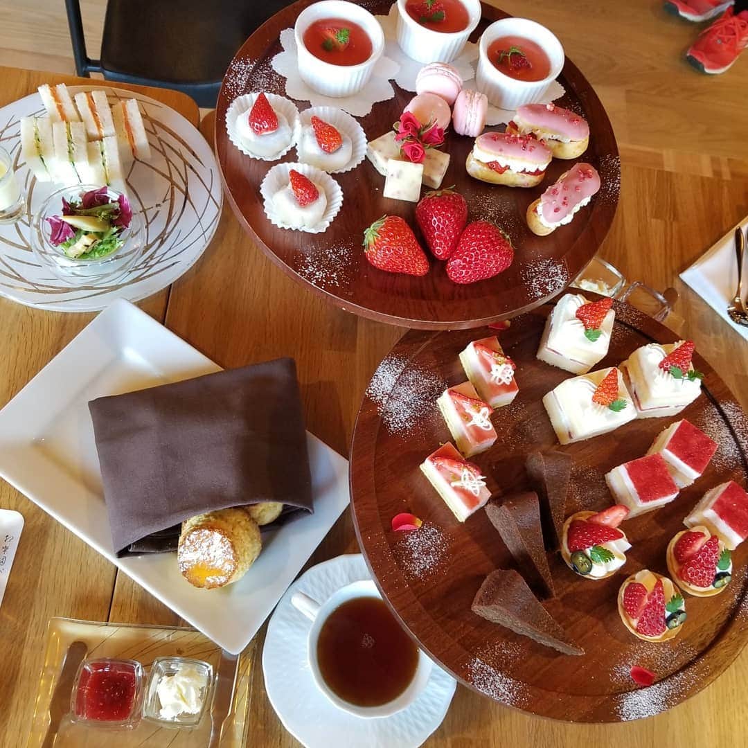 今堀恵理さんのインスタグラム写真 - (今堀恵理Instagram)「神戸で唯一の迎賓館「THE SORAKUEN」。 結婚式、パーティー会場やカフェ、レストランを併設し、一般の人でも気軽に利用できます  カフェの @sorakuenparlor 　で期間限定でイチゴフェアが開催されてます💕🍓 平日限定「アフタヌーンティーセット」「イチゴパフェ」を食べてきました。 イチゴのスイーツが可愛いし、１つ１つが美味しい😊 相楽園は広さ20,000m²の広大な敷地。そこにある美しい日本庭園を眺めて食べる優雅さ😍 エレガントな神戸女子気分になれるイチゴフェアです  この日の時計は @nomonday_jp　ビックサイズ 『eriim333』クーポン使用で10パーセントオフになります。  #相楽園　#sourakuen #お姫様気分　#イチゴフェア　#イチゴパフェ　#strawberry #神戸　#神戸女子　#今堀恵理　#セレブ　#神戸カフェ巡り #nomonday#ノーマンデー#腕時計#時計#手元倶楽部#ホワイトデー#ホワイトデーギフト」3月13日 10時10分 - eriimahori