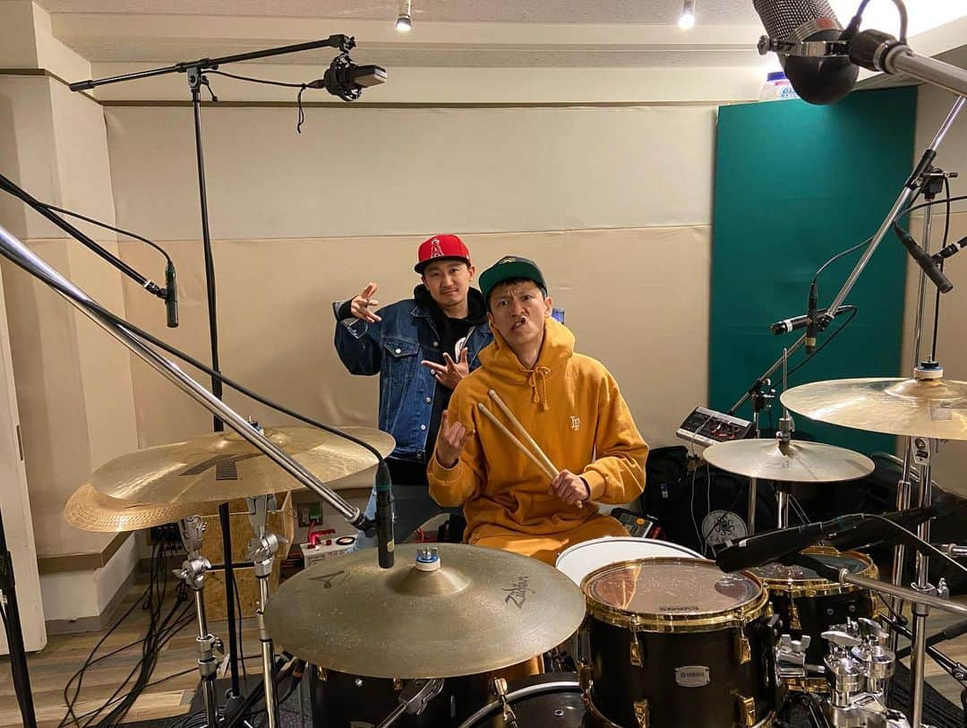 Bunta さんのインスタグラム写真 - (Bunta Instagram)「急遽新曲録れた😝😝😝 🎚@dyhyctby 🥁@mnbcity 🎥@shun_murakami_ 🙏🙏🙏 ・ やりたい事をすぐ形にできる仲間が居て本当に良かった🔥 帰りに偶然 @masanaodrummer にも遭遇❣️なんで良い日だ🤣  #totalfat #hillvalleystudio #drums」3月13日 10時32分 - buntatf