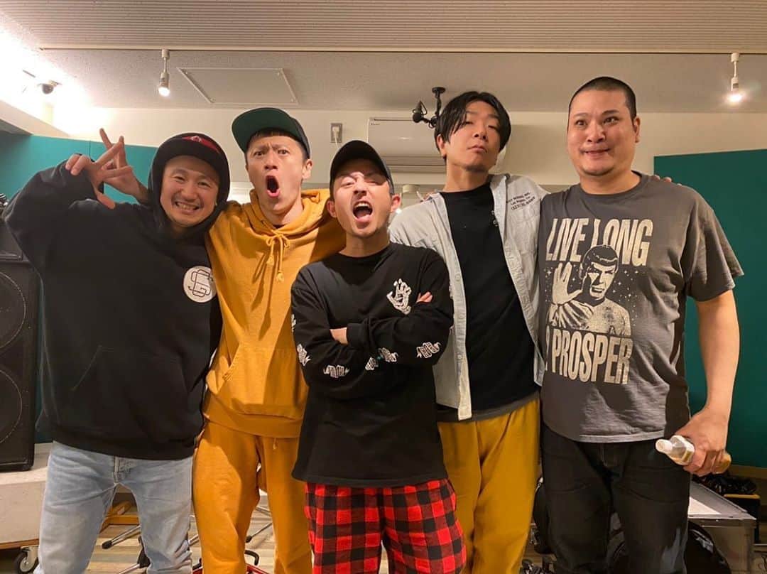 Bunta のインスタグラム：「急遽新曲録れた😝😝😝 🎚@dyhyctby 🥁@mnbcity 🎥@shun_murakami_ 🙏🙏🙏 ・ やりたい事をすぐ形にできる仲間が居て本当に良かった🔥 帰りに偶然 @masanaodrummer にも遭遇❣️なんで良い日だ🤣  #totalfat #hillvalleystudio #drums」