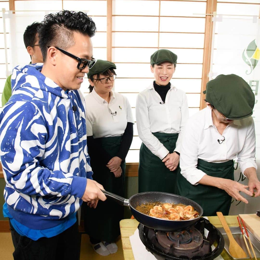 日本テレビ「満天☆青空レストラン」さんのインスタグラム写真 - (日本テレビ「満天☆青空レストラン」Instagram)「みんなでクッキング！﻿ ﻿ プチプチのフィンガーライム﻿ どんな料理に変身するかお楽しみに♪﻿ ﻿ 明日放送です！﻿ ぜひご覧下さい⭐️﻿ ﻿ #満天青空レストラン﻿ #青空レストラン ﻿ #青空 #青レス #満天 ﻿ #宮川大輔 ﻿ #大ちゃん ﻿ #うまい﻿ #日テレ #日本テレビ﻿ #和歌山県#紀の川市﻿ #ロケ﻿ #フィンガーライム﻿ #市村正親﻿」3月13日 10時40分 - aozora_official