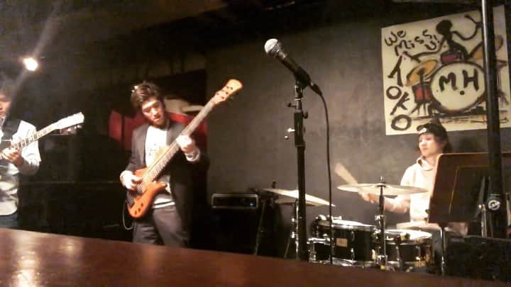 のインスタグラム：「#dailymotif No.71 I'm gonna share an interplay of tonight. guitar @eugene1185  drums @freedomakoto_ds  It was pleasure to play music with these cats tonight! Enjoyed a lot🤩 #guitar #bass #drums #trio #session #live #music #gig #jazz #funky #bassist #bassplayer #adamovic #6stringbass #slapbass #instrumental ＿＿ #毎日モチーフ No.71 今夜の演奏＠六本木Alfieより 下田雄人 guitar 大津惇 drums ゆうじんさんの曲での インタープレイをおすそ分け☺︎ 演奏できるありがたみと楽しさを再確認した夜でした☺︎ #ギター #ベース #ドラム #セッション #ライブ」