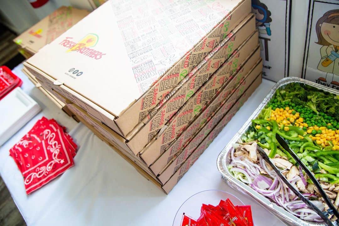 エイミー・デビッドソンさんのインスタグラム写真 - (エイミー・デビッドソンInstagram)「Happy kid alert!🗣Happy mommy alert!🗣 As long as there is pizza 🍕(and veggies) 🥗 we will be happy! . . . Lennox made a request for @freshbrothers pizza again at his birthday party this year. 👍🏻The fact that they hide veggies in their kids tomato sauce (brilliant) and Lennox has no clue (even MORE brilliant) is is a total win-win for us! Are your kids fighting you on veggies also? I mean, I can’t pry his mouth open and shove broccoli down his throat, but I can give him pizza with puréed veggies in the sauce.💯 #freshbrothers you’ve done it again! 🙌🏻 . . . 📷 @jessicaczarneckiphoto」3月13日 1時40分 - amy_davidson