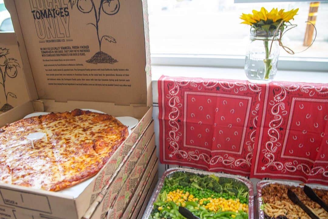 エイミー・デビッドソンさんのインスタグラム写真 - (エイミー・デビッドソンInstagram)「Happy kid alert!🗣Happy mommy alert!🗣 As long as there is pizza 🍕(and veggies) 🥗 we will be happy! . . . Lennox made a request for @freshbrothers pizza again at his birthday party this year. 👍🏻The fact that they hide veggies in their kids tomato sauce (brilliant) and Lennox has no clue (even MORE brilliant) is is a total win-win for us! Are your kids fighting you on veggies also? I mean, I can’t pry his mouth open and shove broccoli down his throat, but I can give him pizza with puréed veggies in the sauce.💯 #freshbrothers you’ve done it again! 🙌🏻 . . . 📷 @jessicaczarneckiphoto」3月13日 1時40分 - amy_davidson