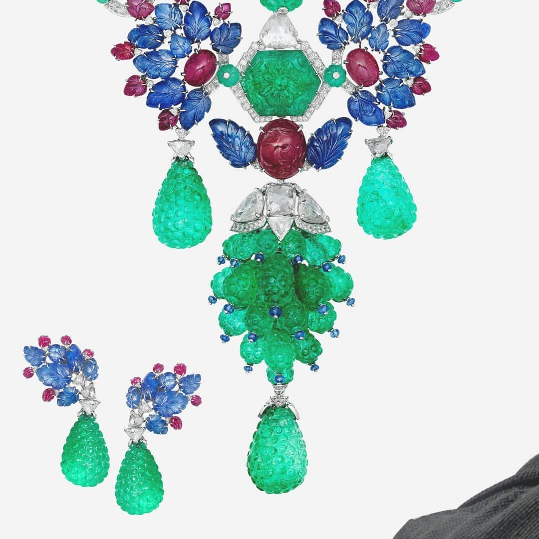 カルティエさんのインスタグラム写真 - (カルティエInstagram)「It took 4566 hours of jewelry work, setting and polishing in the Maison's High Jewelry atelier to craft this remarkable Maharajah necklace in the Tutti Frutti style. #CartierHighJewelry」3月13日 1時59分 - cartier