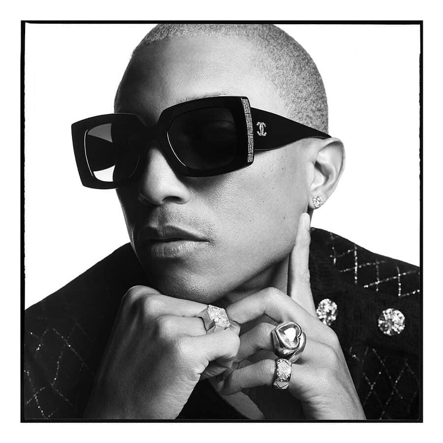 シャネルさんのインスタグラム写真 - (シャネルInstagram)「The oversized rectangular design in black acetate worn by Pharrell Williams is embellished with fine metal plaques engraved with a motif that evokes a woven tweed. Captured by Karim Sadli in the latest CHANEL Spring-Summer 2020 eyewear campaign.  #CHANEL #CHANELEyewear #CHANELSunglasses @KarimSadli @Pharrell #PharrellWilliams」3月13日 2時00分 - chanelofficial