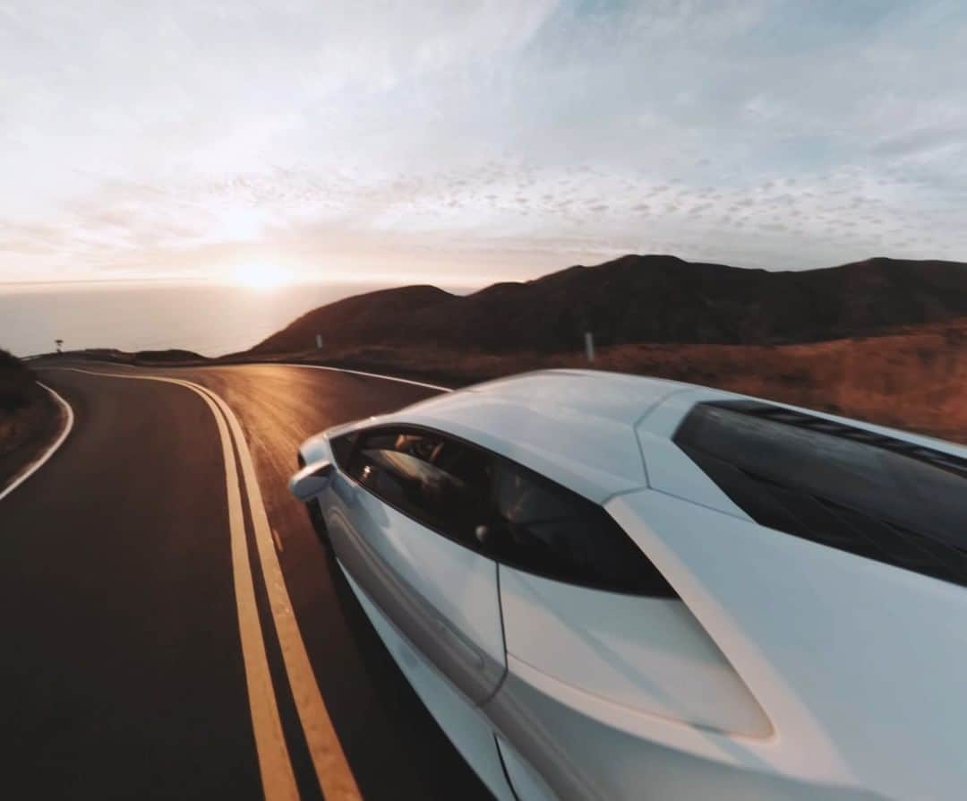 のインスタグラム：「Adventures are an everyday thing in a Super Sports Car like the Huracán EVO. Captured by @abekislevitz.  #Lamborghini #HuracanEVO #EveryDayAmplified」