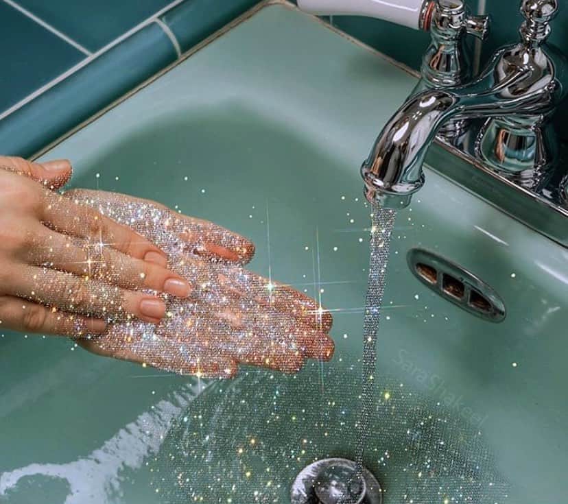 ブリー・ターナーさんのインスタグラム写真 - (ブリー・ターナーInstagram)「Wash your hands. But make it fashion. @sarashakeel」3月13日 2時09分 - realbreeturner