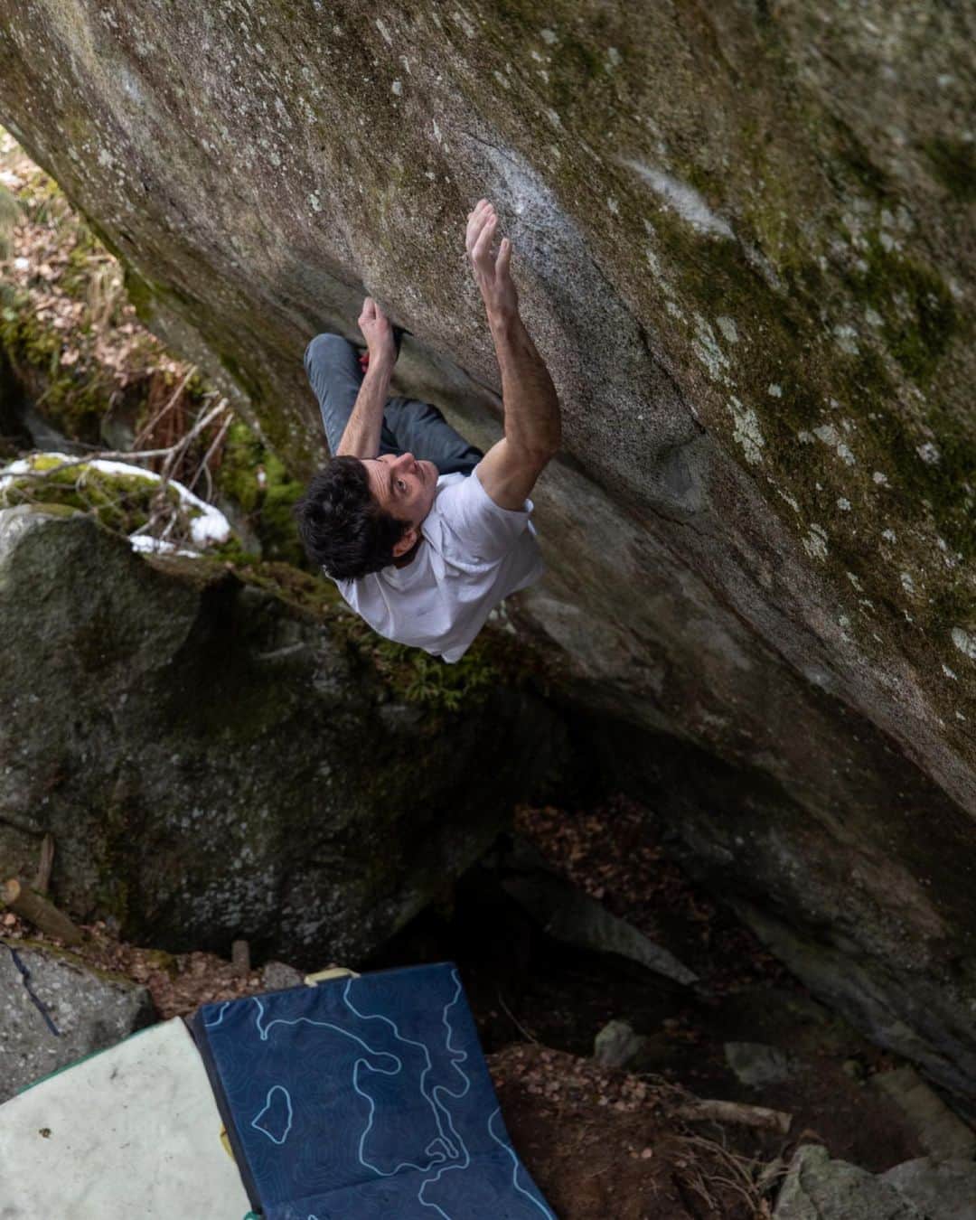 ポール・ロビンソンのインスタグラム：「Got to check out this amazing @nalle_hukkataival boulder, “Momentum,” ~V14/8B+ the other day with my good buddy @bock.markus and @lizzy.ellison ! Psyched to make a quick ascent of this incredible line. Onward to the next 👐 #bouldering photo: @lizzy.ellison」