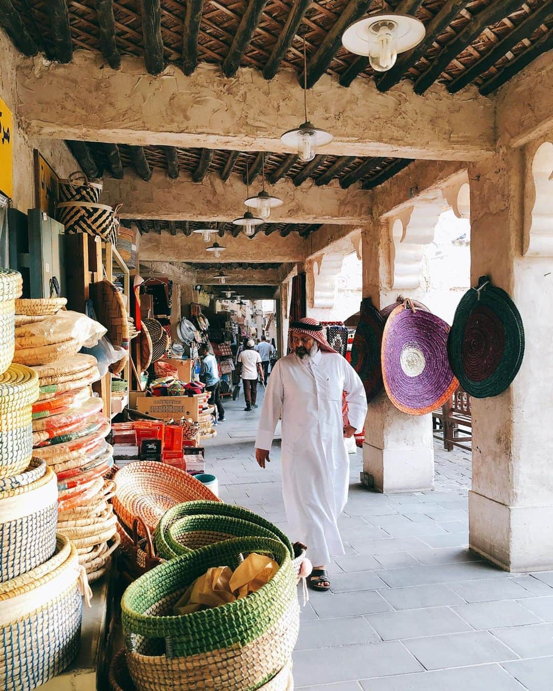 相知明日香さんのインスタグラム写真 - (相知明日香Instagram)「🇶🇦 . 𝙎𝙤𝙪𝙦 𝙒𝙖𝙦𝙞𝙛. 𝘐𝘵 𝘸𝘢𝘴 𝘭𝘪𝘬𝘦 𝘸𝘦'𝘳𝘦 𝘪𝘯 𝘳𝘦𝘢𝘭 𝘈𝘭𝘢𝘥𝘥𝘪𝘯'𝘴 𝘸𝘰𝘳𝘭𝘥 🕌🌙 広がる世界はまるでアラジンのようでした🕌🌙 . . #旅するヴァイオリニストinQatar  #🇶🇦 قطر  #الدوحة#  #Souq #SouqWaqif #nightmarket #Doha#Qatar#MiddleEast#ConcertTrip#Travel#Traveler#Trip#Violinist#Artist#music#love#happy#musicianslife#musician#相知明日香#旅するヴァイオリニスト#旅#旅行#ヴァイオリニスト#カタール#ドーハ#演奏旅行」3月13日 2時32分 - asukalohappy