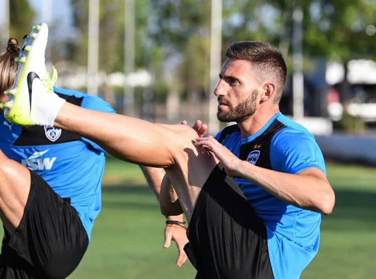 アンヘル・ランヘルのインスタグラム：「#tbt to when I joined the @bengalurufc family in a pre season tour in 🇪🇸. It was just a very short period  as I joined @officialqpr a few days later but it was enough to see the positive environment at that football club and the unbelievable fan base behind them. I still keep an eye on all your results! 👊🏼 Ps. I won’t forget when the bus broke down and we all had to push it! 🤣 #greatmemories」