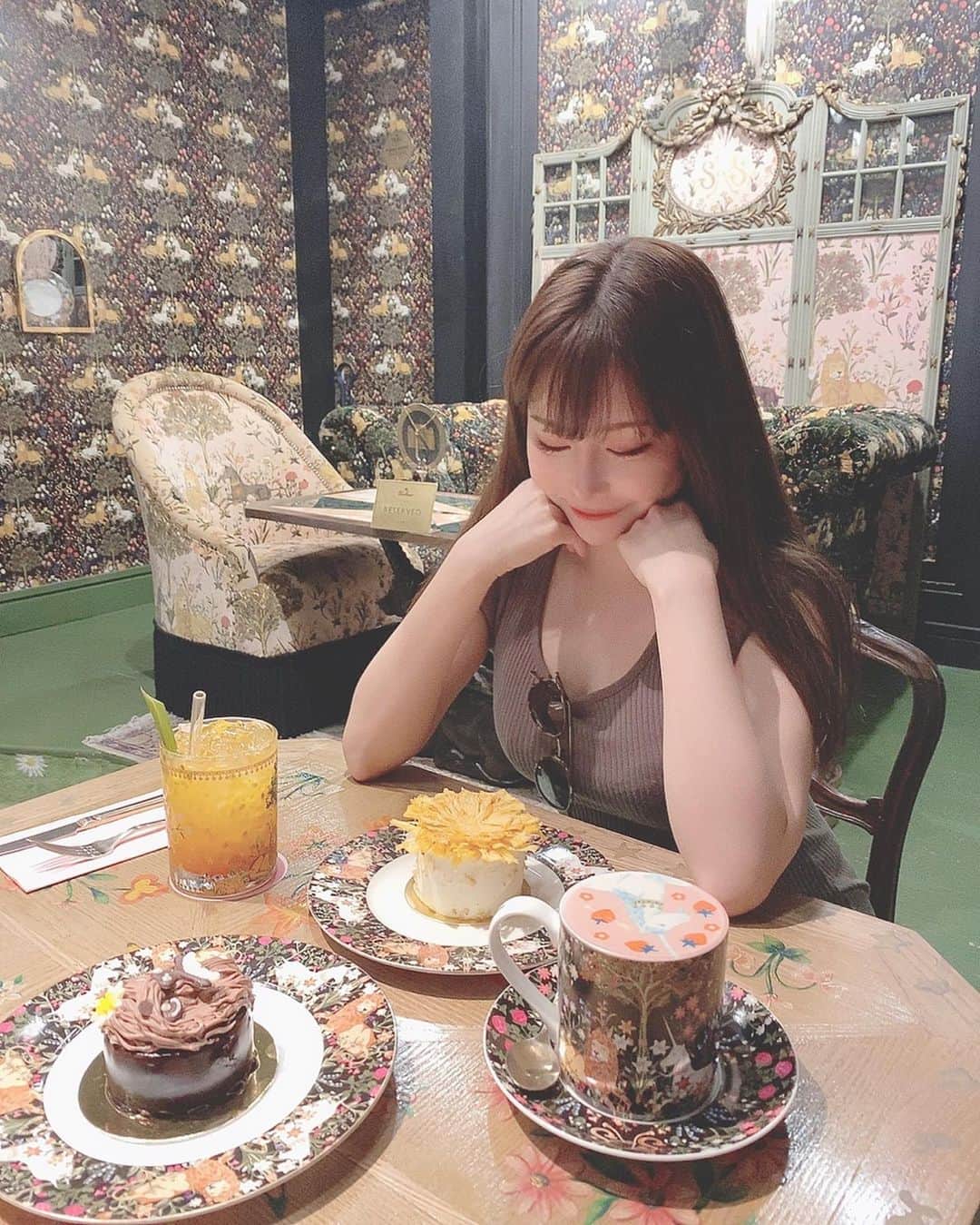 利咲のインスタグラム：「fantastic cafe in Bangkok.  @sretsisofficial @sretsis.parlour  The taste was very good as well as the appearance.  #SretsisParlour #Bankok #Sretsis #sretsisparlourbangkok #cafe #cake #amazingmilk #バンコク」