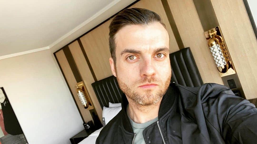 リアン・ドーソンのインスタグラム：「hi folks - i’m still here in nashville without power and trying to do my best to take action against corona, but I’ll be DAMNED if a rough start to 2020 stops ME from douche-selfie posting. THATS HOW THEY WIN.」