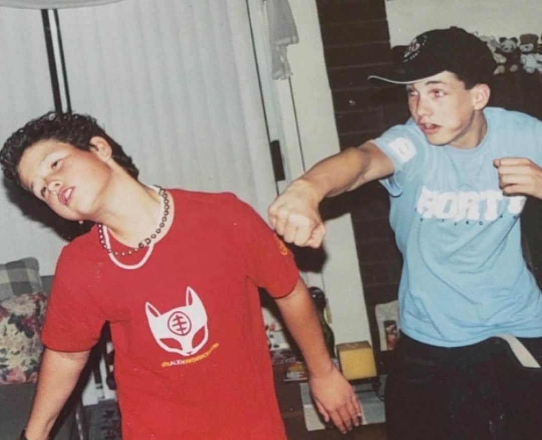 T・ミルズのインスタグラム：「Who allowed me to wear a pooka shell AND silver ball necklace at the same time? I deserved this #throwback」