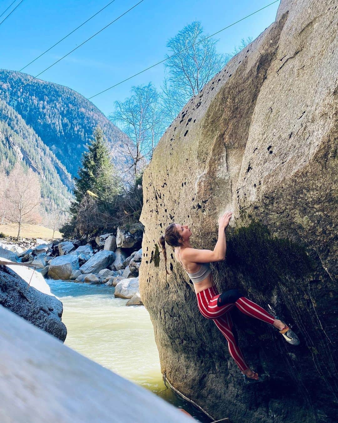 カロリーネ・ジンフーバーのインスタグラム：「felt like summer today 🔥 ‚Seepferdchen‘ 7C 🐙 📷 @_baumeister_  @sosolid_official @belmezattitude @frictionlabs @scarpa_at @natureclimbing . . . . . . #climbing #klettern #bouldern #bouldering #austria #österreich #outdoor #bikini #deepwater #noplacetoofar #scarpaclimb #natureclimbing #chalkupless #chalkmatters #iloooveit #climax #girlswhoclimb」