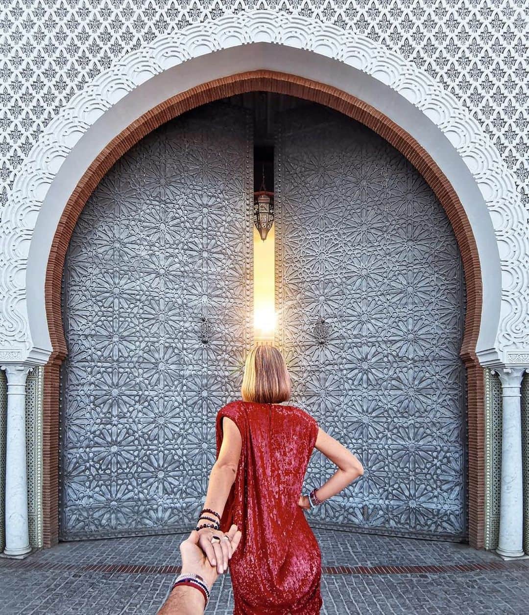 Murad Osmannのインスタグラム：「#followmeto the land of contrasts - to Marrakech. Doors in Marrakesh are always a work of art.  They are here as a portal to another time and dimension, you will never know what awaits you behind them. Do I have followers from Morocco? Shot on #HONOR20LITE with Ultra Wide Angle @honorrus .......🇷🇺🇷🇺🇷🇺...... #следуйзамной мной в волшебный Марракеш. Двери в Марракеше - это всегда произведение искусства. Они здесь как портал в другое время и измерение, никогда не узнаешь, что ждёт тебя за ними.」