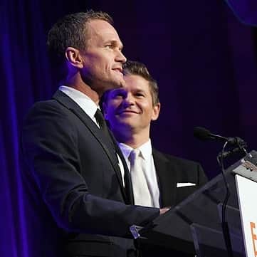 ニール・パトリック・ハリスのインスタグラム：「Less than a month away from Neil & David's 16th anniversary! (April 1st) 👬😍 #neilpatrickharris #davidburtka #nph #db #tagsforlikes #actors #lovethem #handsome #chef #repost #myedit #couple #husbands @nph @dbelicious 💙💚💙💚」