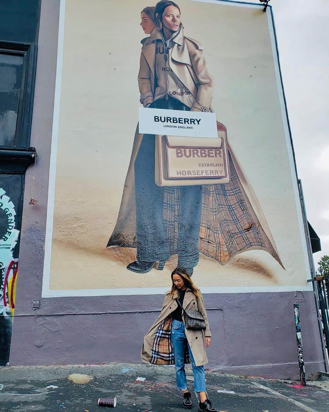 マリ・ヴァルトマンのインスタグラム：「When you find the matching streetart to your coat 🙌🏻 ©️ @lckruegel . . . . #melroseavenue #melrose #streetart #burberry #trenchcoat #art #artwall #cali #calilife #california #losangeles #LA #lax #daytrippin #travel #enjoylife #sorryforspamming #usa #travelcommunity #classicstyle #fashion」