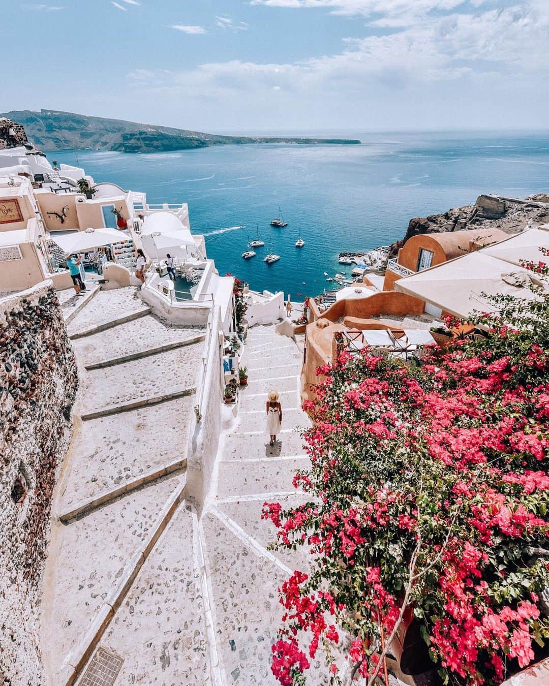 Izkizのインスタグラム：「Dreaming of Santorini...🌺 Have you had to cancel any travel plans or trips because of this Coronavirus? Stay safe, folks」