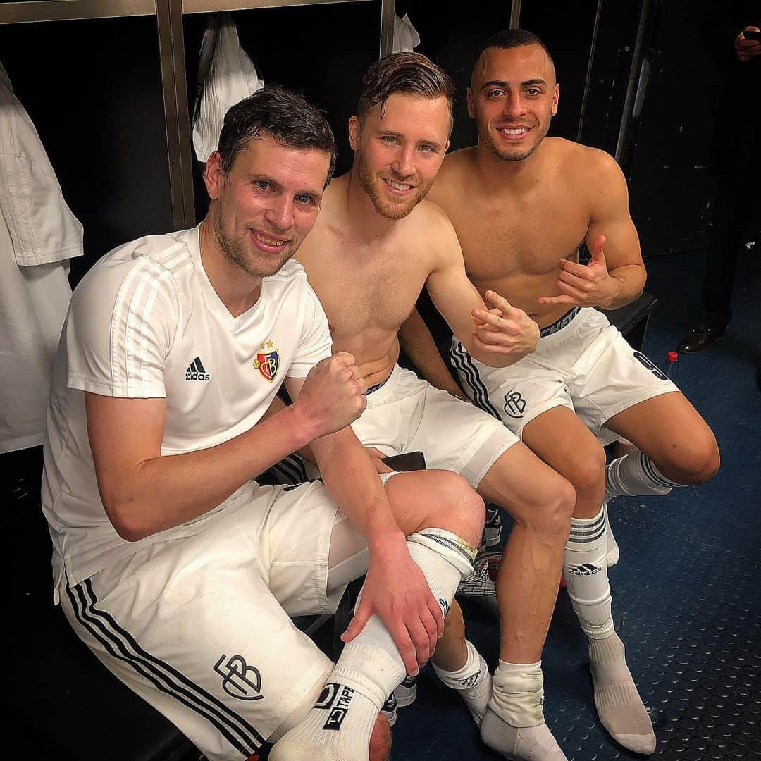 のインスタグラム：「#team #partonedone #zämmestark ❤️💙 @fcbasel1893」