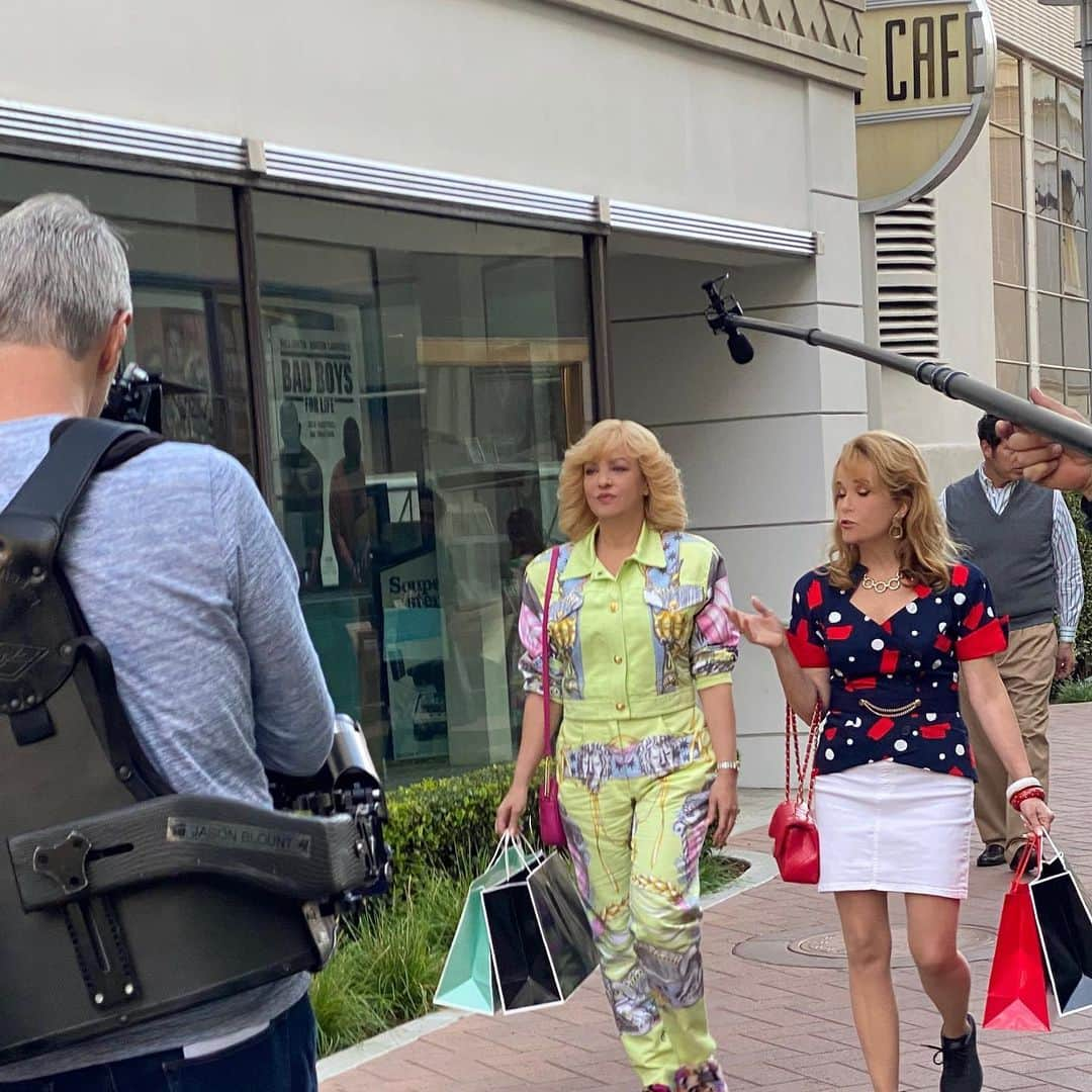 リー・トンプソンさんのインスタグラム写真 - (リー・トンプソンInstagram)「Just a casual stroll down 1980 something road with the incredible @wendi_mclendon_covey it’s so fun on this street. @thegoldbergsabc #bestactressever #sofun #working2jobs #keeplaughing」3月13日 10時58分 - lea_thompson