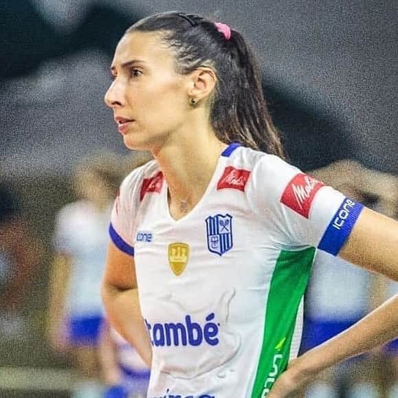 シェイラ・カストロのインスタグラム：「Sobre o ranking.  Palavras da minha companheira e amiga Gabizinha (@gabiguimaraes10) no nosso grupo: “Vou exagerar um pouco.. mas por exemplo.. você pode ter a Zhu, Egonu e a Kim no mesmo time! Mas você não pode ter 3 jogadoras da sua seleção no mesmo time 😂😂😂😂😂.” E não é exagero não! Sim gente essa é a nossa Superliga! Nossa cruel realidade. As jogadoras mais valiosas do Brasil não podem atuar juntas, só duas por time... Mas as mais valiosas do mundo podem. @cbvolei vcs e alguns clubes conseguem nos surpreender negativamente sempre. Teve a reunião, Rio sugeriu que não valesse os votos dos times que não estavam lá e essa sugestão foi acatada.」