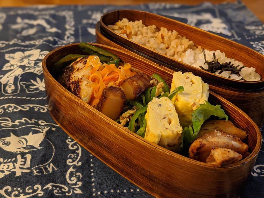 のインスタグラム：「ㅤㅤㅤ Bento🍱💕 ㅤㅤㅤ ✔︎とり唐揚げ ✔︎出汁巻き ✔︎ピーマンツナ ✔︎ピーマン焼き浸し(ピーマンだらけ) ✔︎大根ステーキ ✔︎キャロットらぺ ✔︎鯛の塩麹漬け焼き ㅤㅤㅤ #blendabento #布小さくて #包むやつに困り #探しまくり #なんとか見つけた🤣」