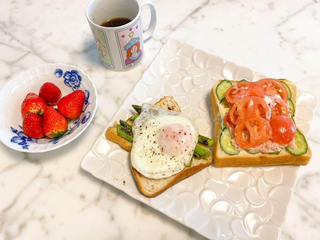 林弓束さんのインスタグラム写真 - (林弓束Instagram)「. 今朝の#ゆづ飯 は #オープンサンド 🍅🍳 きゅうりツナトマトのオープンサンドと アスパラソテーと目玉焼きの オープンサンド❤️ 今日は花粉がすごいですね😂 今日も花粉にコロナに見えない敵に負けないように！ 免疫あげて手洗いうがい徹底して頑張りましょう👍❤️✨ こまめな手洗いうがいが身について清潔感上がったことは本当に素晴らしいことですね👍 . . .  #朝ごはん #あさごはん #朝ご飯 #朝御飯 #朝食 #昼食 #昼ごはん #ひるごはん #昼ご飯 #昼御飯 #ランチ #家ご飯 #家ごはん #いえごはん #サンドイッチ #オープンサンドイッチ　#スカイベリー」3月13日 10時57分 - hayashiyuzuka