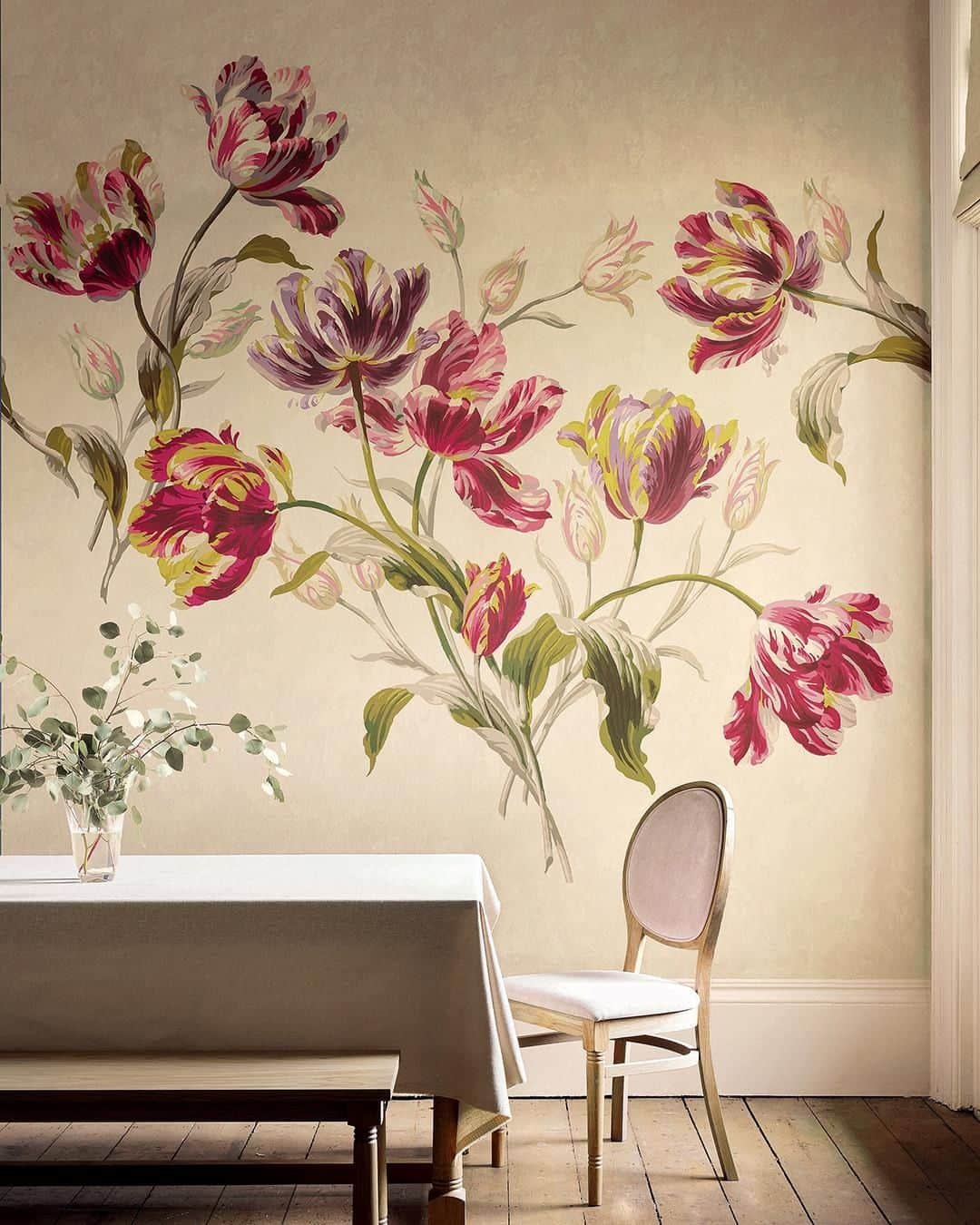 ローラアシュレイのインスタグラム：「Our beautiful, show-stopping Gosford Mural print is the perfect wallpaper to make a bold interior statement. What do your think of this large-scale floral design?」