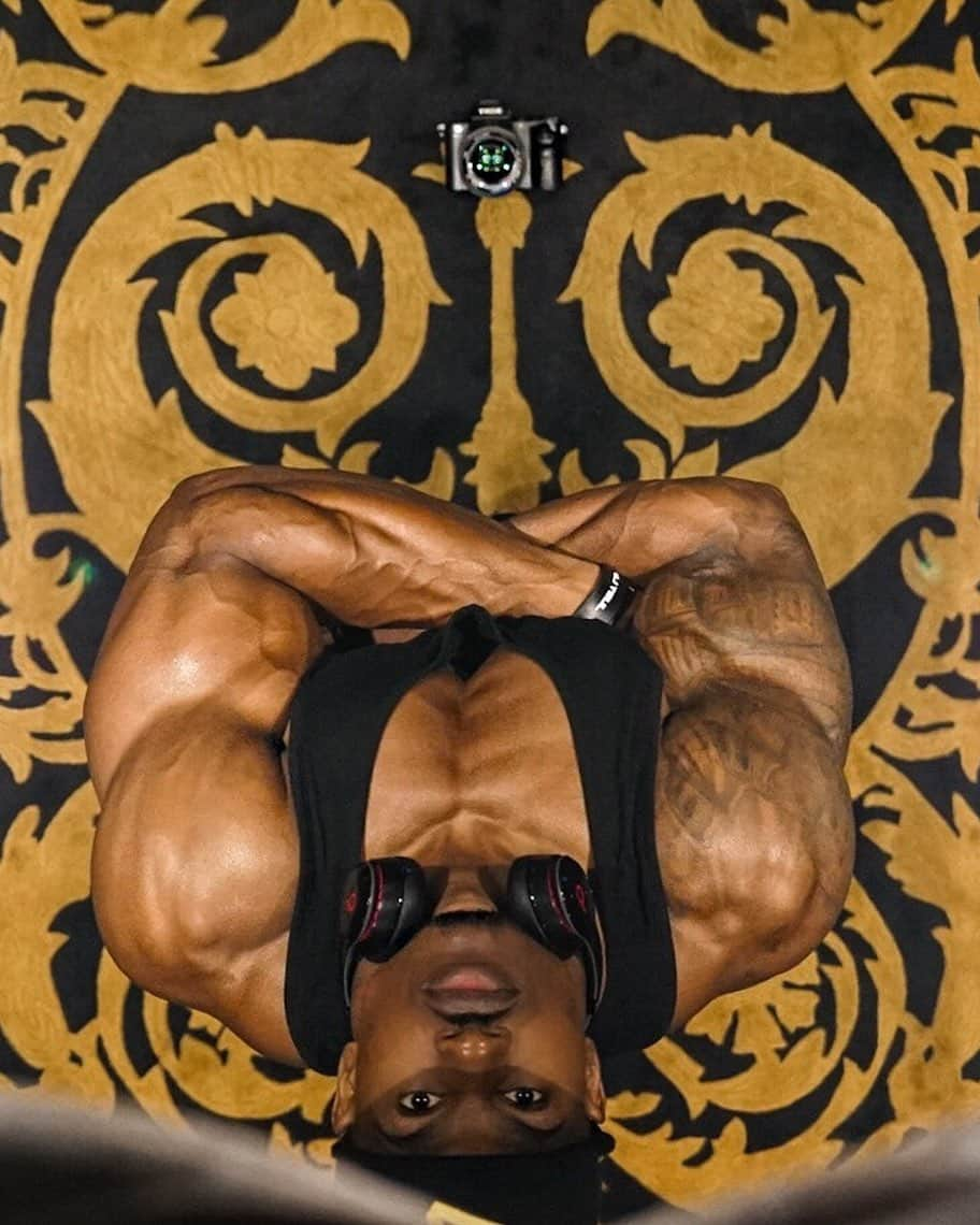 Simeon Pandaさんのインスタグラム写真 - (Simeon PandaInstagram)「Selfie level 1000 📸 😏 #NoHandsSelfie⁣ #tbt⁣ ⁣ I want to help you train! Download my routines at SIMEONPANDA.COM or visit my YouTube Channel: @simeonpanda for FREE diet tips and training routines⁣ ⁣ Follow @innosupps ⚡️ for the supplements I use👌🏾」3月13日 5時43分 - simeonpanda