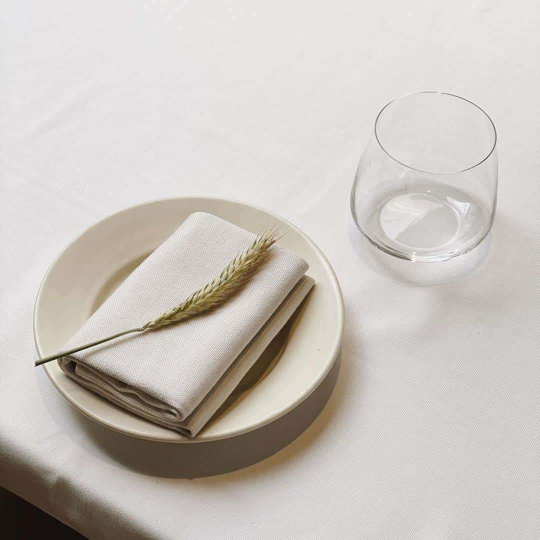 Jenn Imさんのインスタグラム写真 - (Jenn ImInstagram)「the table setting at @auburn.la had me squealing 🌾 simple, but impactful」3月13日 5時45分 - imjennim