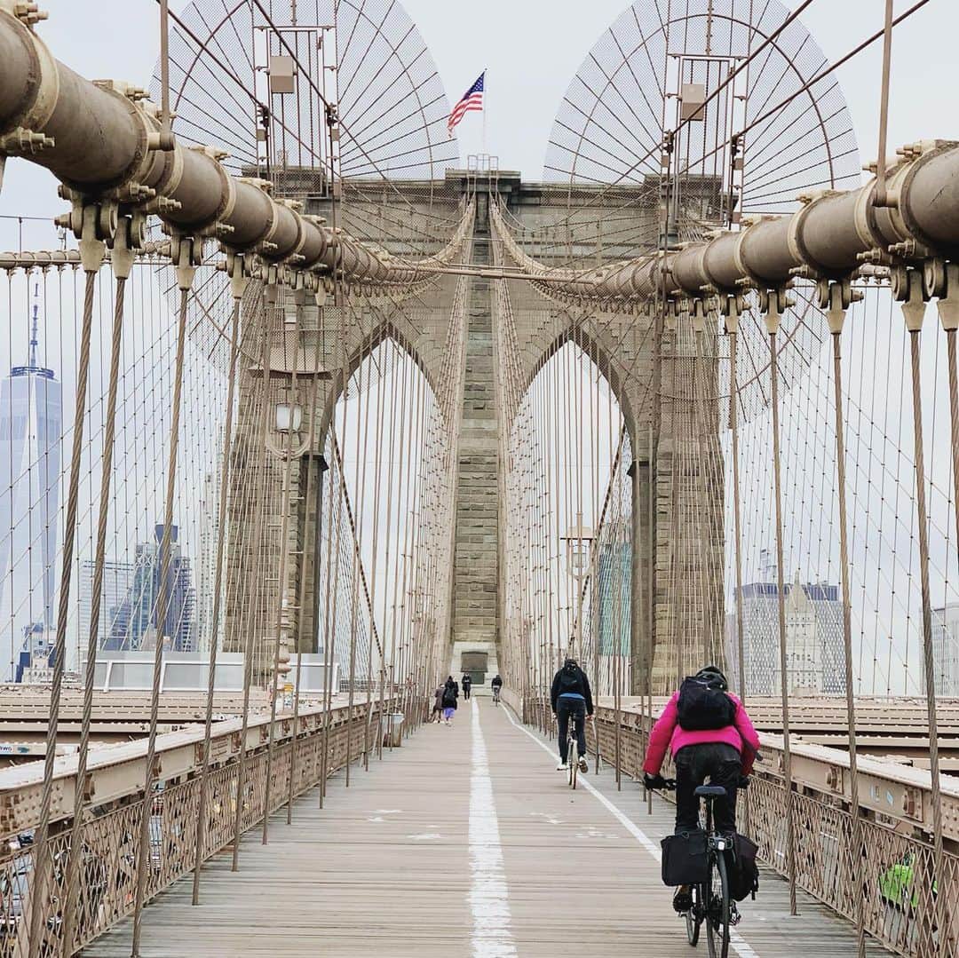 石村友見さんのインスタグラム写真 - (石村友見Instagram)「ウオーキングはじめましたー🎈﻿ ﻿ 健康と﻿ コロナ対策のため、﻿ ﻿ 電車に乗らず﻿ ニューヨークの街を﻿ 歩くことにしました🕊﻿ ﻿ ニューヨークの街は、﻿ １日あれば﻿ 全部まわれてしまうほど﻿ 小さな街なので、﻿ ﻿ 健康対策にはもってこいです🥰﻿ ﻿ 歩いた日の夜は﻿ ぐっすり寝られるし、﻿ 足がポカポカして﻿ 体が喜んでいる感じがします。﻿ ﻿ しかもさいきん、みなさまに 最新のニューヨークの健康情報や お店情報などお届けしようと﻿ ゴープロを買ったばかりなので、﻿ 街の散歩はちょうどいいです💕﻿ ﻿ あれ、やばっっ﻿ 優雅に街を闊歩してたら﻿ 息子のお迎えに遅れちゃいます🙈﻿ ﻿ いそげー💨﻿ いそげー💨﻿ 石村いそげー💨﻿ ﻿ みなさま 今日もステキな1日を！﻿ ﻿ 石村友見﻿ —————————— . #ウオーキング #マンハッタン #ニューヨーク #ゼロトレ #石村友見 #散歩 #コロナ #コロナ対策 #橋 #walking #bridge #newyork #brooklynbridge #yoga #健康 ﻿ #ヨガ #ヨガ留学 #ニューヨークヨガ留学 #ryt200 #ヨガインストラクター #ヨガスタジオ #ヨガウェア #ヨガレッスン #ヨガポーズ #ダイエット#yogalove #yogateacher #asana #yogadaily」3月13日 5時53分 - tomomi.ishimura