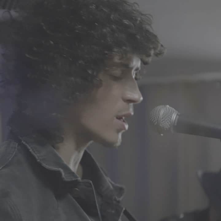 ジュリアン・ペレッタのインスタグラム：「Next month i’ll be releasing my new single + 7 songs from my third studio album coming this summer. So till then, check out this acoustic / electric version of track 6 from the EP, “Better You Know”. Thanks to @imlowrence for joining in on the guitar. Enjoy :) ( filmed by @stefantran )」