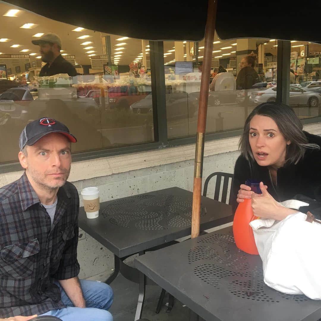 エリザベス・リーサーのインスタグラム：「Cancelled a breakfast with these two to go social distancing shopping  Be safe ❤️ PS just noticed Paget is holding tight to some Tide and also, if you’re asking why is she looking so hot at the grocery store the answer is she can’t help it」