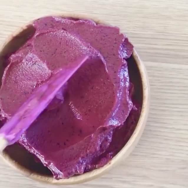 のインスタグラム：「クリーミーでヘルシーで美味しい！  アサイーボウルをこの濃厚な一貫性にする方法について、多くの質問が寄せられます。  ヒントは次のとおりです。少量の液体から始めて、ブレンドに合わせて（必要に応じて）ゆっくりと追加します。  また、冷凍のフルーツを入れたり、バナナを冷凍バナナに変えるとさらにねっとりとした食感になります💜  フルーツを摂取して、運動して、ヘルシーなライフスタイルを心がけましょう💪🏻 #アサイーボウル　#ハワイ　#コストコ #ボウル　#朝ご飯　#ランチ　#ヘルシーメニュー」