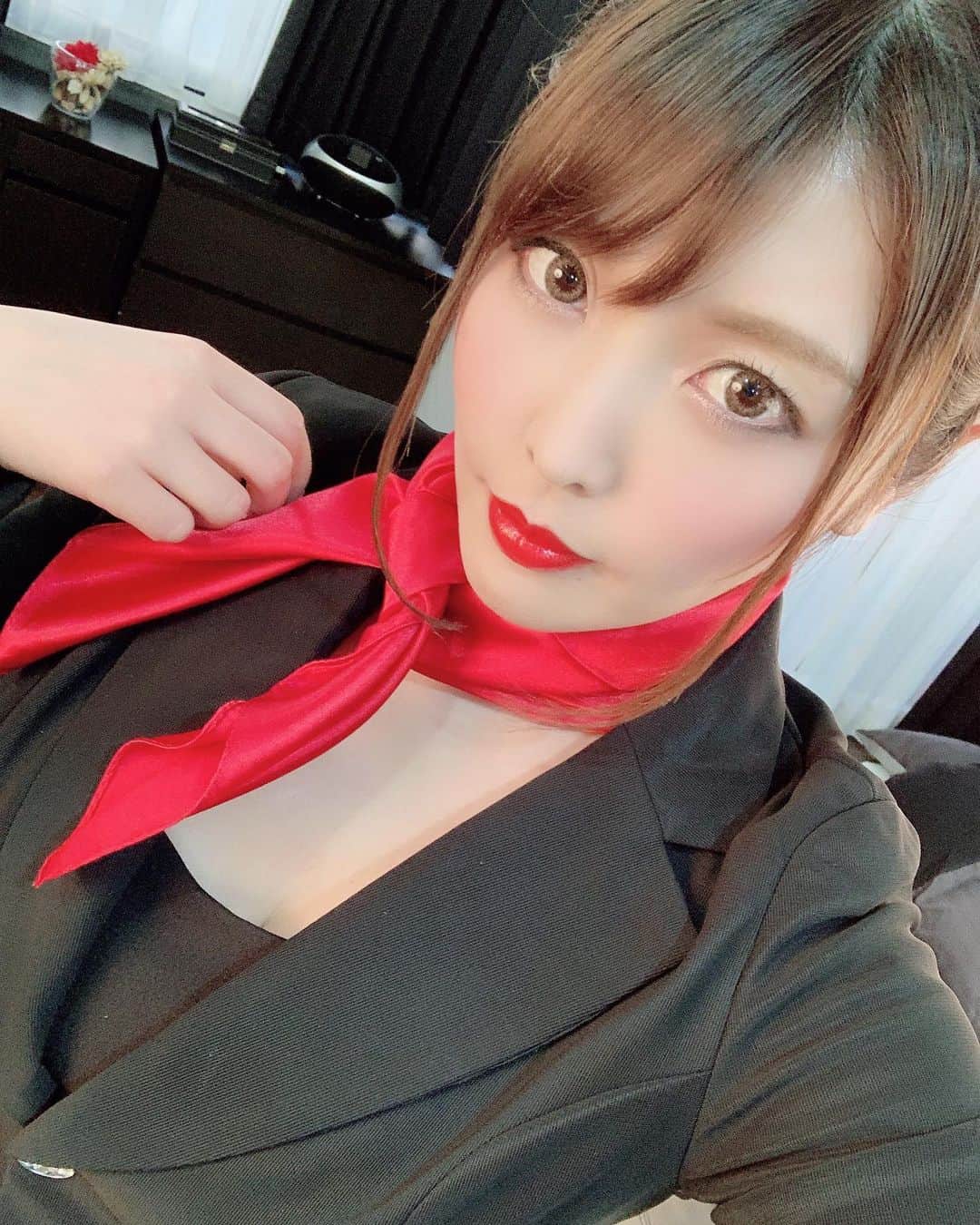 新村あかりのインスタグラム：「V&Rさん美容部員役パート2❤️」
