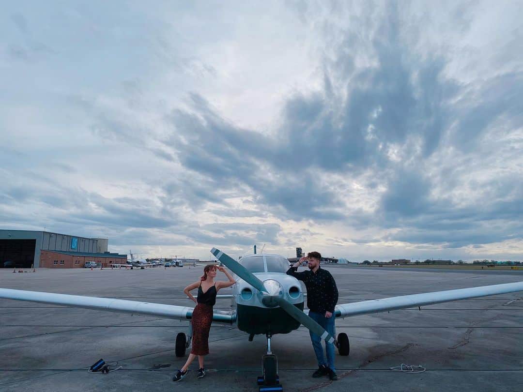 デビー・ライアンのインスタグラム：「we went on a tour over New Orleans in this tiny plane!! 🆙➡️ ...what else did you think my shoes would say?」