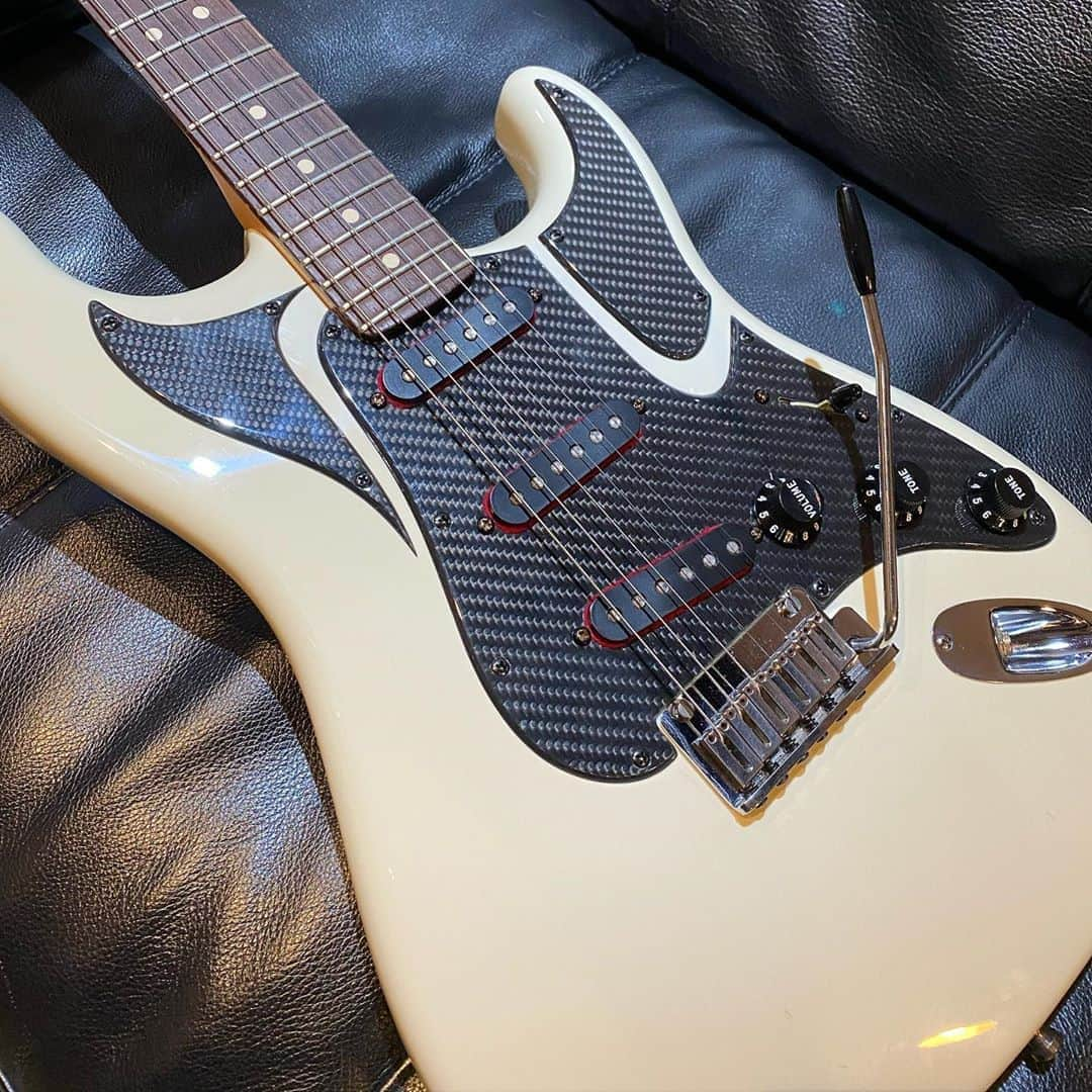 布袋寅泰さんのインスタグラム写真 - (布袋寅泰Instagram)「Sexy new guitar セクシーな新ギター　#guitar #guitarporn  @san.lorenzo.guitars」3月13日 6時53分 - hotei_official