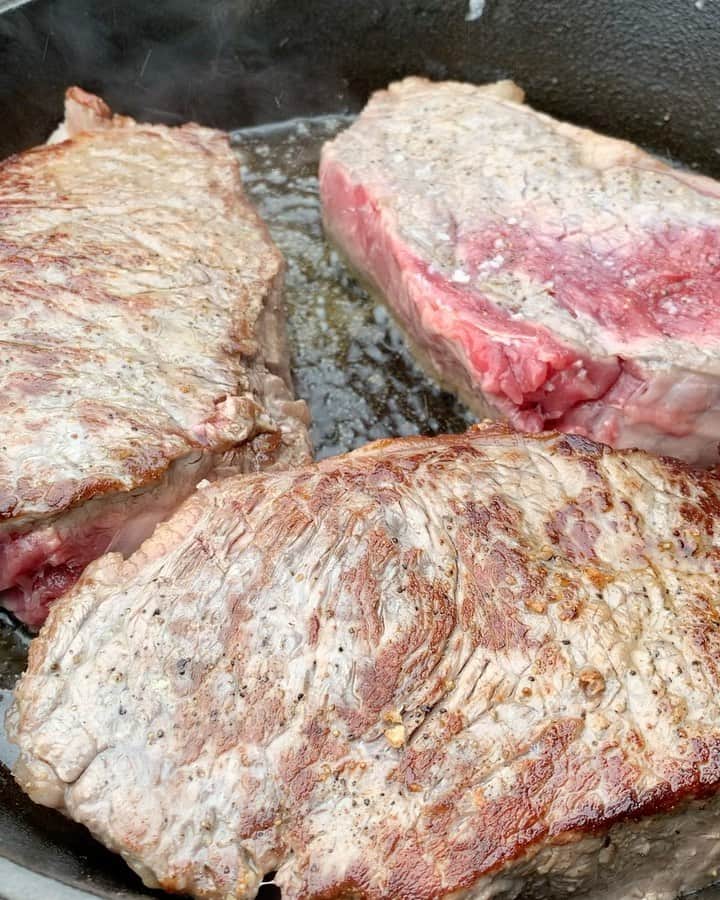 ハー・ミジョンのインスタグラム：「주물팬에 버터 + 뉴욕스퉤잌🥩🥩🥩 #집 #뉴욕스테이크 #asmr」