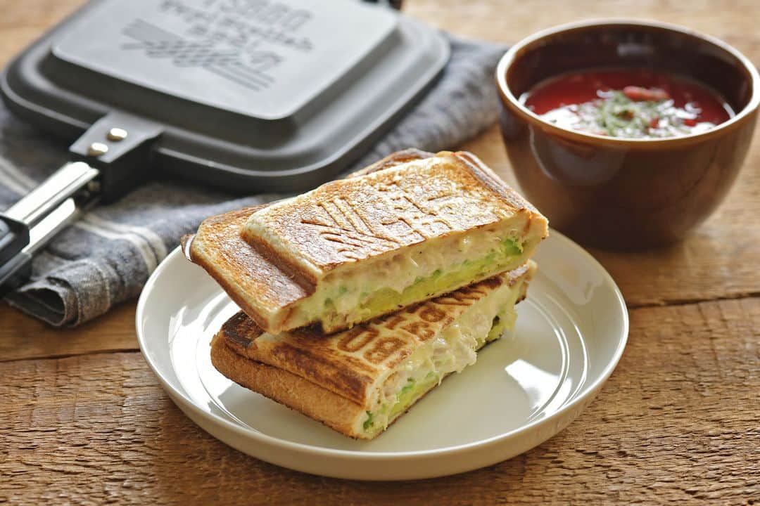 Komerco-コメルコ-さんのインスタグラム写真 - (Komerco-コメルコ-Instagram)「【3月13日はサンドイッチデー】 ホットサンドでハッピーな朝食を✨ . 実は3月13日は「1」が2つの「3」に挟まれていることから、「サンドイッチデー」として知られているのをご存知でしょうか？ . 今回はそんなサンドイッチデーにちなんで、食パンと具さえあれば手軽に作れるホットサンドのアイデアと、デザイン性と機能性を兼ねそろえたホットサンドメーカーをご紹介します🍞 . ------------------------------- ▷ #コメルコバナシ は、KomercoアプリとWebサイトのホーム画面でご紹介している読みもの。クリエイターや作品の魅力を紹介し、モノからはじまる料理の楽しさと可能性を提案しています。 . ▷Komerco Webサイトはプロフィールリンクから📲 @komerco_official ------------------------------- . #komerco #コメルコ #cookpad #クックパッド #komercoごはん #料理をもっと楽しく #おうちごはん #instafood #foodpic #cookinglove #手しごと #komercoフード #komercoクラフト  #村の鍛冶屋 #燕三条 #新潟 #鉄フライパン #ツナメルト #ホットサンド #ホットサンドメーカー #サンドイッチ #アボカド #やますけ農園 #あや作業所 #メタルアートファクトリー#FDSTYLE #sandwich #sandwiches #サンドイッチデー」3月13日 7時30分 - komerco_official