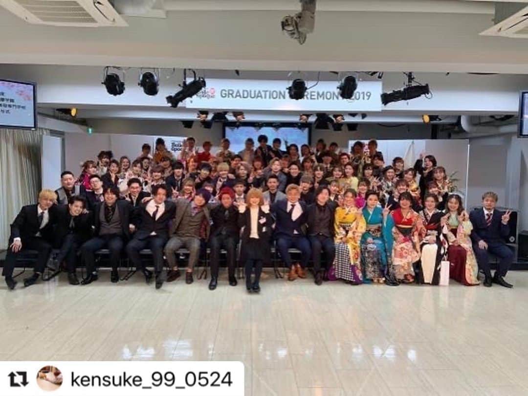 福岡ベルエポック美容専門学校のインスタグラム：「#Repost @kensuke_99_0524 with @make_repost ・・・ 卒業式🌸 3月10日に福岡ベルエポック美容専門学校を卒業しました。  この2年間は僕が生きてきた中で1番早い2年間でした！  オープンキャンパスで初めて話したなつや、あゆみや、ななこ達と共に特待も頑張ることができて、人見知りな僕だけどみんなで話すうちに仲良くなってきてベルへの最高のスタートでした！ありがとう！  入学して初めてみんなと顔を合わせて席の近かったあかねとかといろいろ話して仲良くなって、そこからどんどんみんなと仲良くなることができて、本当に救われたし最高に楽しかったです！  2年にあがったら、たかねや、あゆむや、いろんな人達と仲良くなることができて、学校に行きたく無いと思った日はないぐらい充実して、楽しすぎました！  オープンキャンパスのスタッフ(ベルスタ)として総リーダーを任せてもらいそこでも自分の欠点などもいっぱい知れて、いろいろ大変なこともあったけどみんなと共にベルスタで過ごした時間は感謝しきれないほど楽しく充実してました！  2年では、みつきや、じんや、みなとと、出掛けることもでてきて、この3人と一緒にいるとまだまだ今自分ができることはめちゃくちゃあると思わせてくれたり、人間として尊敬できる3人でもありました！そこで学べたことはこの先無駄にはならないし、先を見て行動することを教えてくれて成長させてくれてありがとう！  先生方にもいろいろと迷惑もかけることもあったけど、さまざまなことを教えてくださりありがとうございました！美容業界で生きていく為のことなども忘れずに常に前を向いて歩いていきます！  本当にみんなと会えて、福岡ベルにこれて最高に良かったです！ ベルに来たことで後悔したことは1度も無いほどみんなと一緒にいれた時間は僕にとって最高の2年間になりました！ 本当に僕と仲良くしてくれてありがとうございました！  最後に、 お母さんには本当に感謝してます。 自分の美容師になるという夢を背中を押して支えてくださり本当にありがとうございます！ これから社会人としてお母さんに必ず恩返しできるように、名前の通り健康に生きて、必ずお母さんを幸せにします！ 本当にいろいろと支えてくださりありがとうございました！😊 #卒業式 #福岡ベルエポック美容専門学校 #最高の友達 #最高の2年間でした #皆さんありがとうございました  #ベルエポック #福岡ベルエポック美容専門学校 #美容専門学校ベルエポック福岡校 #福岡ベル #ベルスタグラム #おしゃれさんと繋がりたい #美容専門学校 #美容専門学生 #オープンキャンパス #オープンキャンパス2020 #美容学生と繋がりたい #美容学生 #美容学生さんと繋がりたい #美容学生の日常 #スナップ写真 #スナップ #スナップショット #snap #snapshot #instagood #instapic #instalike」