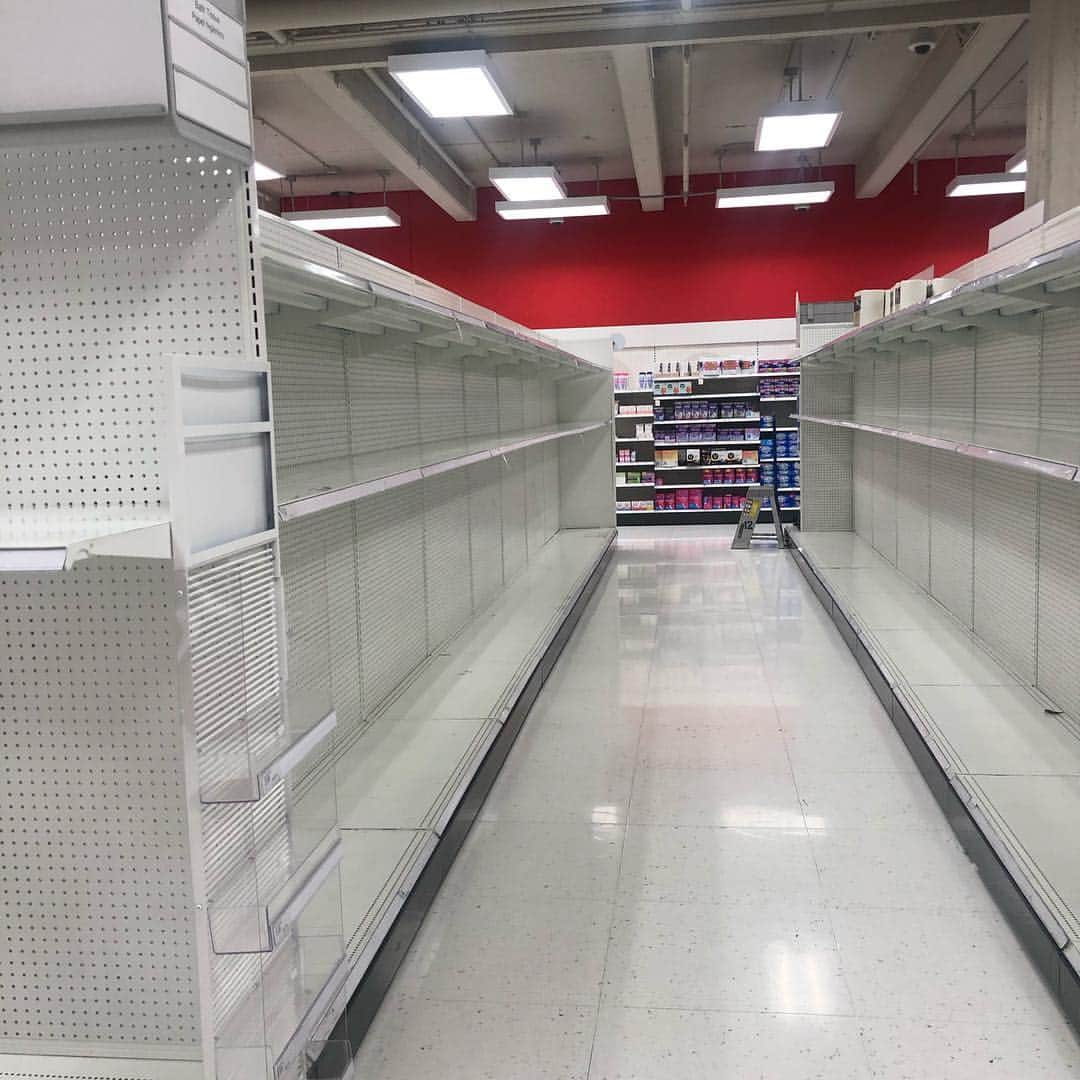 ロビン・タニーのインスタグラム：「Me shopping in the toilet paper aisle 20 minutes after Target opened this morning. I really hope the hoarders are being selfish and not prepared. I was able to procure 10 menthol scented boxes of tissue which will burn but get the job done.」